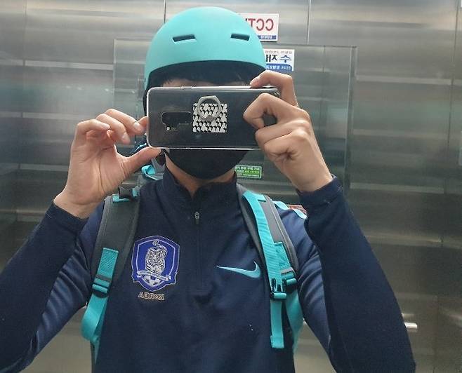 배민커넥트 헬멧과 모자를 쓰고 집을 나서는 모습. © 뉴스1