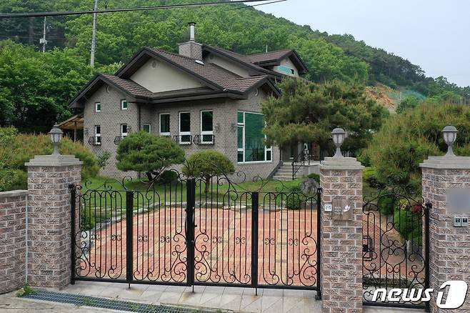 일본군 위안부 피해자 이용수 할머니(92)가 피해자 지원단체인 정의기억연대(정의연, 옛 한국정신대문제대책협의회)의 기금운용이 불투명하다고 지적한 이후 관련 의혹들이 연일 불거지는 가운데 피해자들을 위한 쉼터가 원래 목적에 맞지 않게 사용됐다는 의혹도 제기됐다. 17일 정의기억연대가 운영한 경기도 안성시 금광면 소재 쉼터 '평화와 치유가 만나는 집'의 모습. 2020.5.17/뉴스1 ? News1 조태형 기자