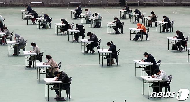25일 오후 서울 성북구 서경대학교에서 열린 손해보험 설계사 자격시험에서 응시자들이 시험 시작을 기다리고 있다. 신종 코로나바이러스 감염증(코로나19) 여파로 지난 2월 말 중단됐던 보험설계사·모집인 자격시험은 사회적 거리두기를 고려해 야외 운동장에서 4~5m 일정 간격을 둔 채 진행됐다. 2020.4.25/뉴스1 © News1 이동해 기자