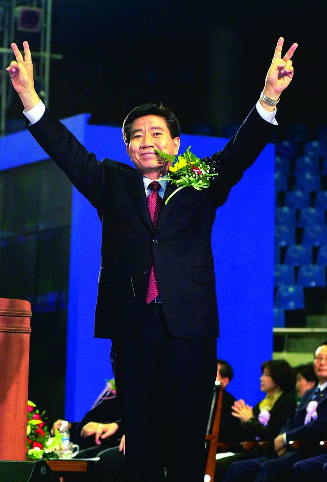 광주경선에서 승리한 노무현. 이종근 기자가 찍었다. 나는 그날 노무현이 활짝 웃었다고만 기억했는데 사진을 다시 보니 여러 감정이 뒤섞인 표정이다. 활짝 웃기만 하던 쪽은 “세상이 바뀐다”며 설레던 그날의 나였을지도 모르겠다.