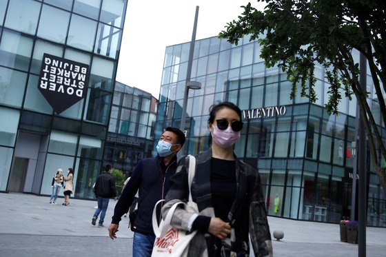 지난 4일 중국 베이징의 한 쇼핑 거리에서 사람들이 마스크를 쓴 채 걸어가고 있다.[로이터=연합뉴스]