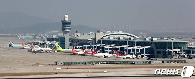 (인천공항=뉴스1) 박지혜 기자 = 18일 인천국제공항 계류장에 국내 항공사 여객기들이 멈춰서 있다.신종 코로나바이러스 감염증(코로나19) 확산으로 항공업계가 '셧다운' 위기에 처한 가운데 정부가 운수권·슬롯(시간당 비행기 운항 가능 횟수) 회수 전면 유예와 공항시설사용료 감면 확대 등의 추가 대책을 내놨다.이날 정부는 "항공업의 착륙료 20% 감면을 즉시 시행하고, 항공기 정류료도 3개월 동안 전액 면제할 것"이라고 밝혔다. 2020.3.18/뉴스1