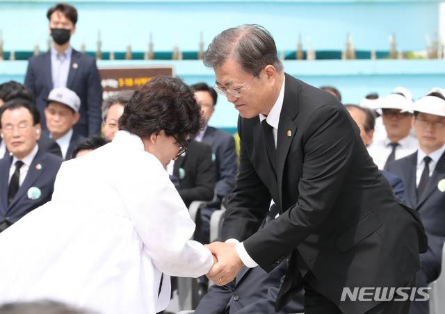 [광주=뉴시스]박영태 기자 = 문재인 대통령이 18일 오전 광주광역시 동구 옛 전남도청 앞에서 열린 제40주년 5·18 민주화운동 기념식에 참석해 유족을 위로하고 있다. 2020.05.18. since1999@newsis.com