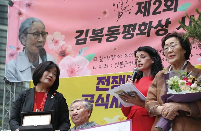 수요시위에 함께 참석했던 이용수 할머니(오른쪽)와 윤미향 당시 정의연 이사장(왼쪽) ⓒ연합뉴스