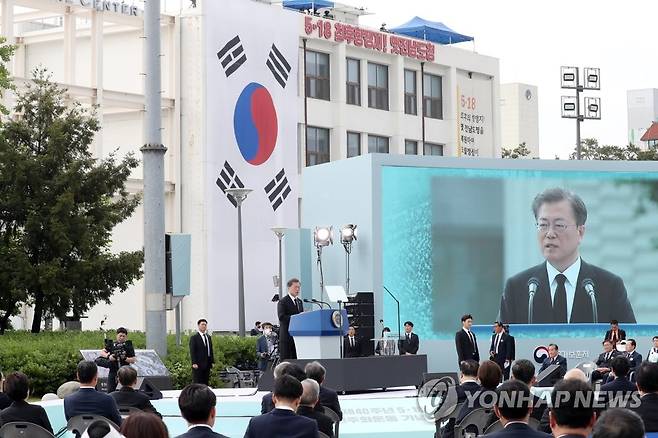 기념사 하는 문 대통령 (광주=연합뉴스) 김주성 기자 = 문재인 대통령이 18일 오전 광주광역시 동구 옛 전남도청 앞에서 열린 제40주년 5·18 민주화운동 기념식에 참석해 기념사를 하고 있다. 2020.5.18 utzza@yna.co.kr