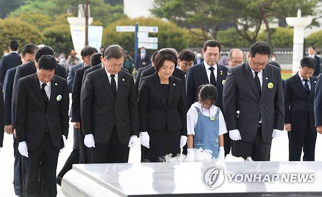 5·18 민주묘지 추모탑 참배하는 문 대통령 내외 (광주=연합뉴스) 김주성 기자 = 문재인 대통령과 부인 김정숙 여사가 제40주년 5·18 민주화운동 기념일인 18일 광주 북구 5·18 민주묘지 추모탑을 참배하고 있다. 2020.5.18 utzza@yna.co.kr