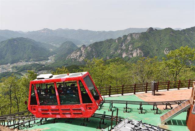 단산은 문경의 산줄기를 구경하기 좋은 산이다. 모노레일 뒤편 바위산은 성주봉이다.