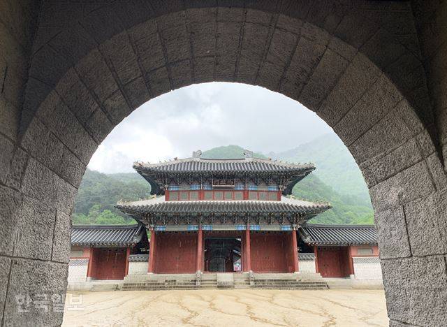 문경새재 오픈세트장. 20년이 흐르는 동안 130여채의 건물에도 세월의 때가 묻었다.