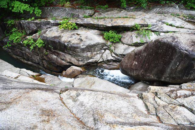 교귀정 앞 너른 바위 사이로 떨어지는 용추폭포의 물소리가 청량하다.