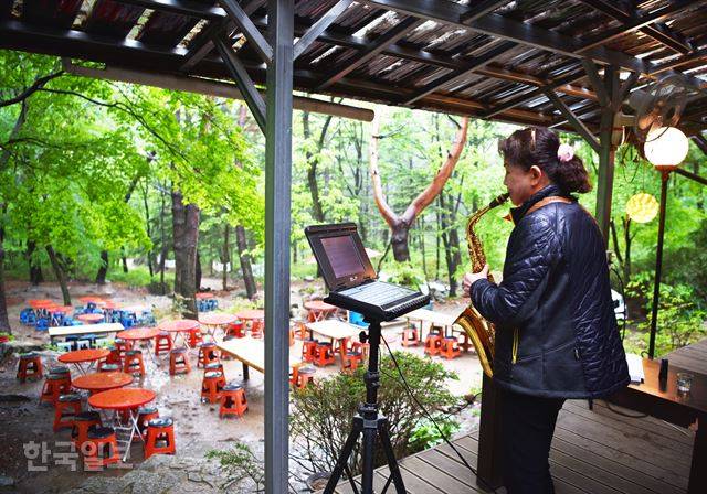 제1관문과 제2관문 사이 팔왕휴게소에서는 주인장의 멋들어진 색소폰 연주를 들을 수 있다.