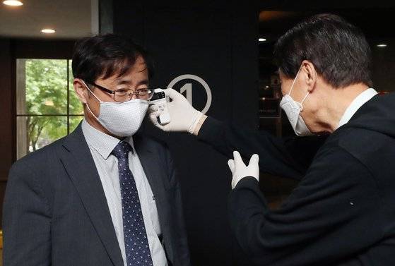 오영우 문화체육관광부 제1차관이 15일 서울 종로구 독립영화 전용관 인디스페이스를 방문해 코로나19 관련 방역체계 및 대응상황 점검에 앞서 영화관 입구에서 발열 검사를 하고 있다. 인디스페이스 원승환 관장은