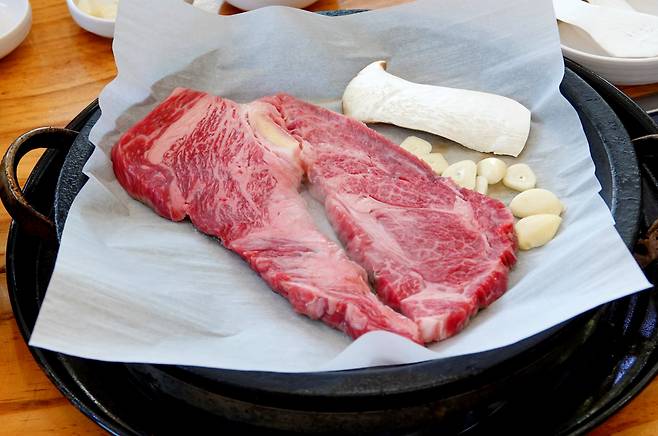 전국적인 한우 브랜드가 많지만, 브랜드는 브랜드일 뿐, 한우는 ‘먹는 것이 믿는 것’이다. 사진은 완주 한우.