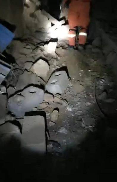 지진피해 현장을 수색하는 구급대원