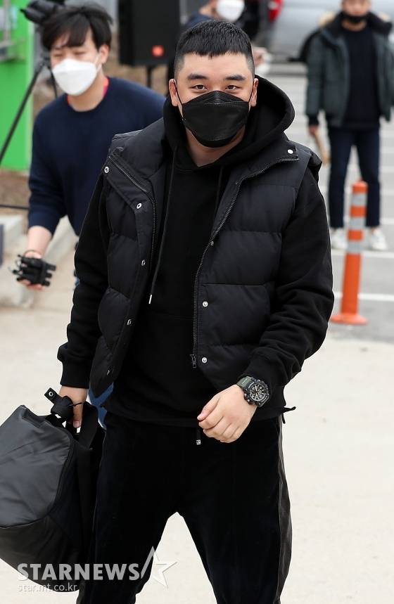 빅뱅 전 멤버 승리(본명 이승현)가 버닝썬 사태 여파로 군 입대를 연기한 지 1년 만에 강원도 철원 6사단 신병교육대로 입소하고 있는 모습. /사진=김창현 기자