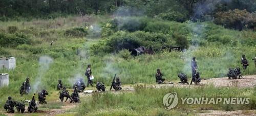 박격포 사격 장면 [연합뉴스 자료사진]