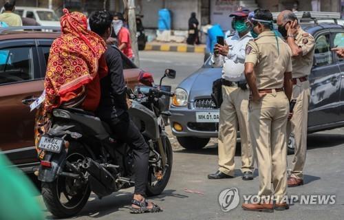 인도 뭄바이 외곽 지역에서 봉쇄 조치에 따라 주민 이동을 통제하는 경찰. [EPA=연합뉴스]