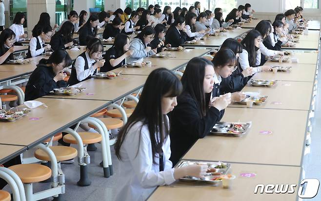 20일 충북 청주 중앙여자고등학교에서 학생들이 한 방향을 바라보고 급식을 먹고 있다./뉴스1 © News1 김용빈 기자
