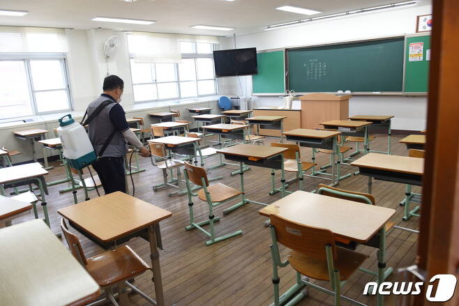 아산의 한 고등학교가 교실 내 방역을 하고 있다.© 뉴스1