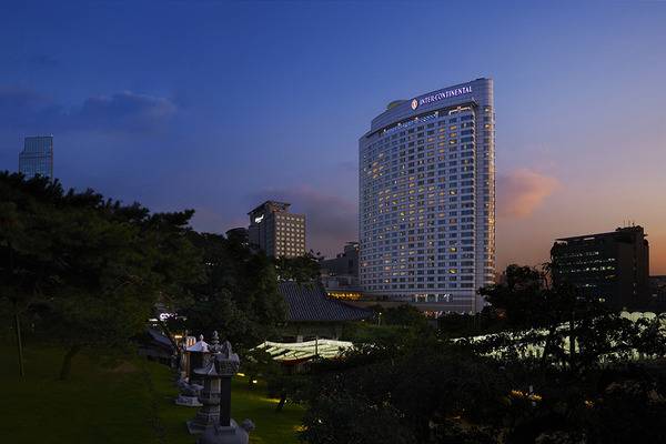 코로나19로 타격을 입은 호텔이 내국인 호캉스족의 발길을 잡기 위해 판매처를 홈쇼핑으로 확대했다. /GS홈쇼핑 제공