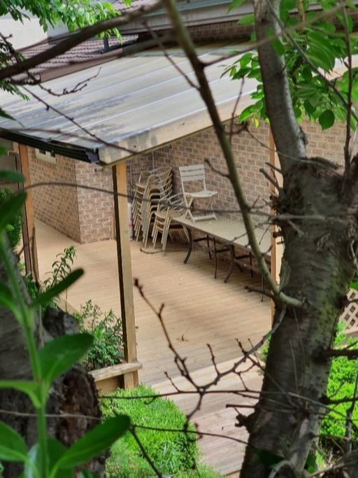  ‘평화와 치유가 만나는 집’의 뒷편의 비 가림막 시설.