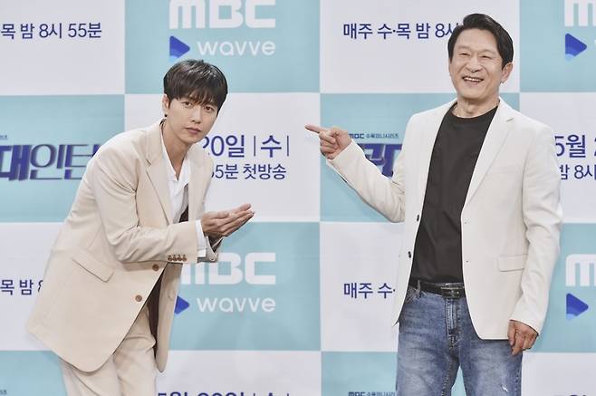 ▲ 박해진(왼쪽)과 김응수.'꼰대인턴' 온라인 제작발표회. 제공|MBC