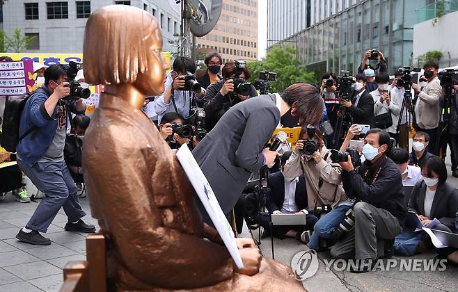 입장문 발표 마친 이나영 이사장 (서울=연합뉴스) 김도훈 기자 = 정의기억연대를 둘러싼 기부금 횡령 의혹, '위안부' 피해자 안성 쉼터 매입·매각 관련 의혹이 계속 이어지고 있는 20일 오후 서울 종로구 옛 일본대사관 앞에서 열린 제1440차 일본군 '위안부' 문제해결을 위한 수요집회에서 이나영 이사장이 입장문을 발표한 뒤 고개 숙여 인사하고 있다. 2020.5.20 superdoo82@yna.co.kr