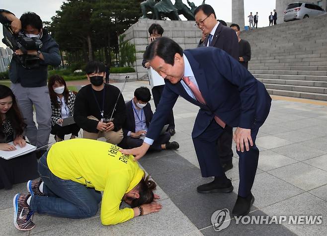 과거사법 통과 큰절하는 형제복지원 피해자 (서울=연합뉴스) 진성철 기자 = 형제복지원 생존 피해자 최승우 씨가 20일 오후 국회 본회의에서 진실·화해를 위한 과거사정리 기본법 일부개정법률안이 통과된 뒤 미래통합당 김무성 의원에게 큰절하고 있다. 2020.5.20 zjin@yna.co.kr