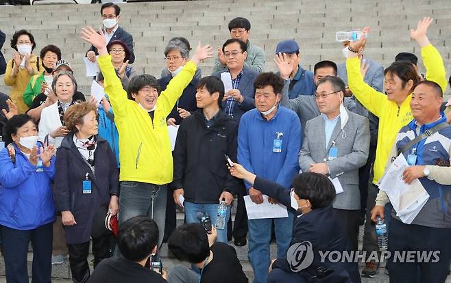 '과거사법' 통과에 기뻐하는 국가폭력 피해자들 (서울=연합뉴스) 진성철 기자 = '진실ㆍ화해를 위한 과거사정리 기본법 일부개정법률안(대안)'이 국회 본회의를 통과한 20일 국회 본관 앞에서 형제복지원피해생존자, 서산개척단사건진상규명대책위, 선감학원아동피해대책협의회 등 국가폭력 피해자들이 기뻐하고 있다. 2020.5.20 zjin@yna.co.kr