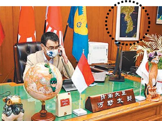 고노 다로 일본 방위상이 19일 트위터에 공개한 자신의 집무실 모습. 뒤쪽 벽면에 한반도 지도(점선 안)가 걸려 있다. 고노 방위상 트위터