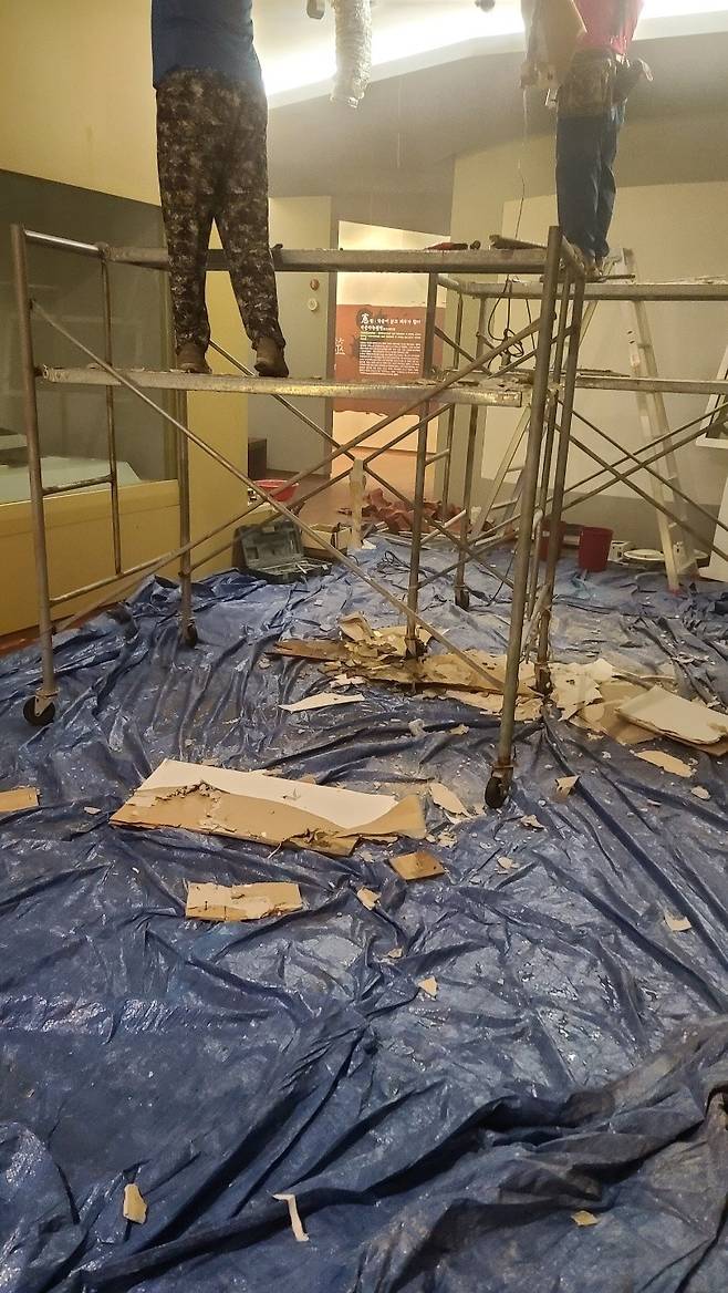 18일 고산 윤선도 유물 전시관 안에서 전시 유물 보호 조처 없이 보수 공사가 펼쳐지고 있다. 한국문화유산정책연구소 제공