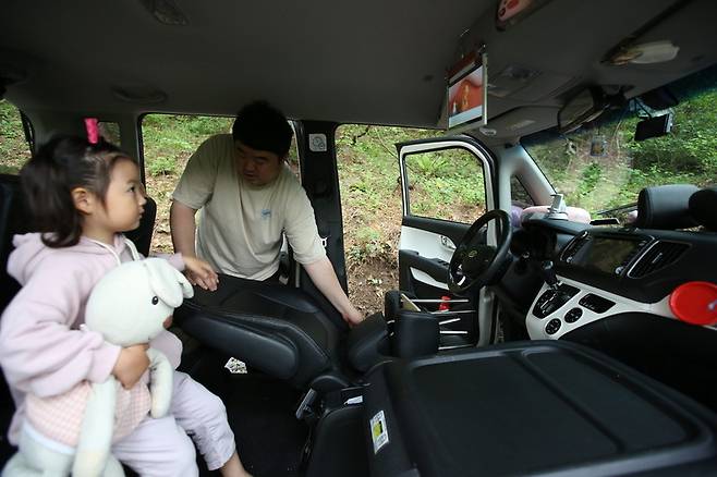 운전석은 뒤로, 조수석과 뒷좌석은 모두 앞으로 접었다. 김선식 기자