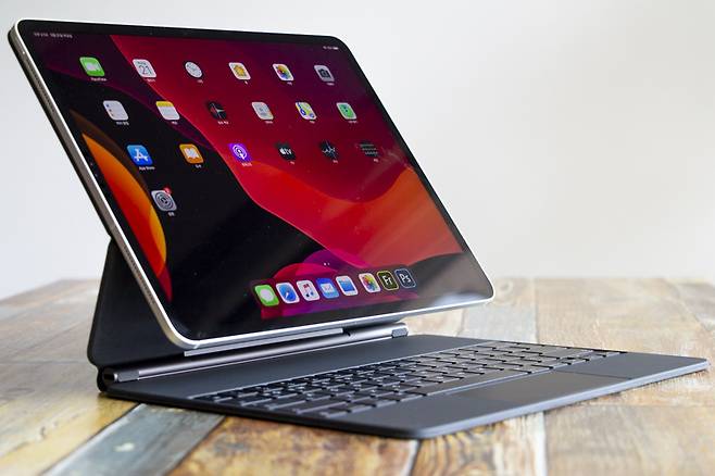 애플 아이패드 프로 4세대와 매직 키보드가 연결된 예시. 출처=IT동아