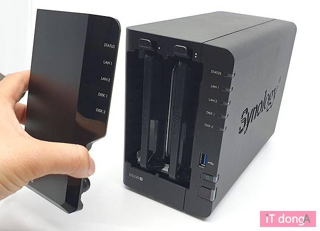 전면 커버를 열면 2개의 드라이브 베이가 나타난다