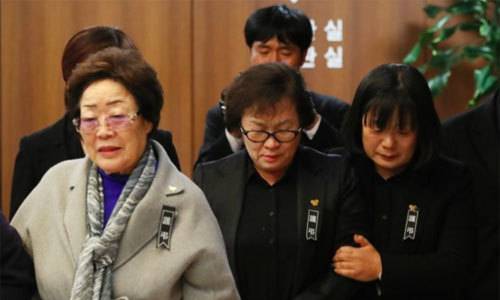 이용수 할머니(왼쪽 첫번째)와 더불어민주당 윤미향 당선인(오른쪽 첫번째). 연합뉴스