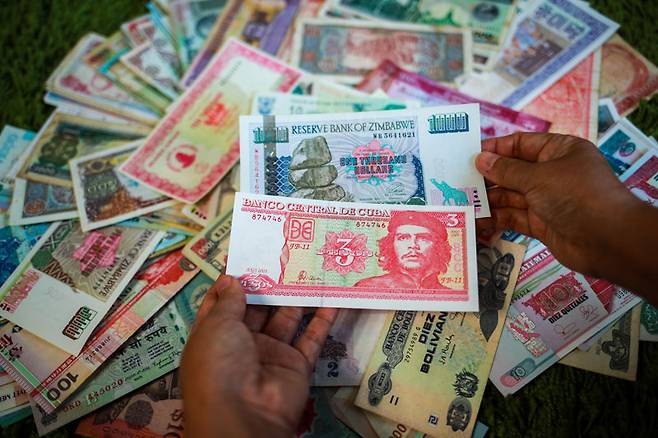 기념품으로 모은 지폐. 엉겁결에 월드뱅크가 되었다