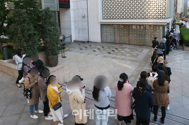 명품 브랜드 샤넬의 가격인상을 하루 앞둔 13일 오전 서울 중구 롯데백화점 본점 앞에서 고객들이 줄을 서 기다리고 있다.(사진=이영훈 기자)