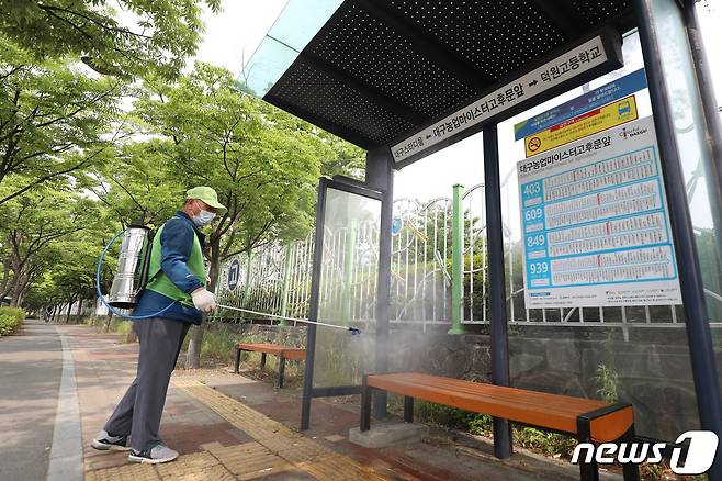 지난 21일 고3 학생이 신종 코로나바이러스 감염증(코로나19) 확진 판정을 받아 학교가 폐쇄된 대구농업마이스터고 후문 앞 버스정류소에서 22일 오전 보건소 관계자가 방역을 하고 있다. 2020.5.22/뉴스1 © News1 공정식 기자