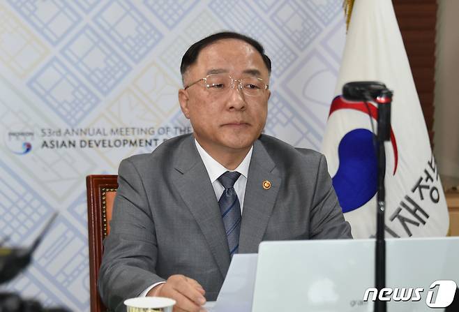 홍남기 경제부총리 겸 기획재정부 장관이 22일 서울 종로구 정부서울청사에서 화상으로 개최된 '제53차 아시아개발은행 연차총회 1부 화상회의'에 의장으로 참석, 회의를 주재하고 있다. (기획재정부 제공) 2020.5.22/뉴스1