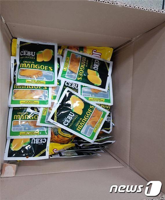 지난 20일 인천 연수구 보건소에 필리핀 대사관 직원들이 자국민의 치료와 관리에 힘써준 보건소 직원들에게 감사의 마음을 담은 손편지와 특산물인 건망고를 전달했다. 이 손편지에는 "필리핀 국민의 건강을 위해 힘써주신 여러분의 노고에 감사드립니다"는 내용의 글이 담겼다.(연수구 제공)2020.5.22 /뉴스1 © News1