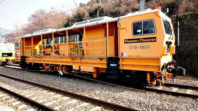 궤도 안정기는 강한 진동으로 도상을 다져준다. [사진 코레일]