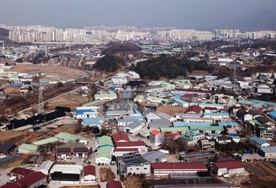 수도권 3기 신도시 중 ‘하남 교산지구’와 ‘과천 과천지구’가 가장 먼저 광역교통개선대책을 확정해 서울 강남권을 연결하는 철도 교통망을 추진한다. 하남시청과 송파구 사이에는 오는 2028년 신규 지하철 노선이 개통한다. 사진은 3기 신도시로 지정된 경기도 하남시 교산동 일대 모습. [연합]