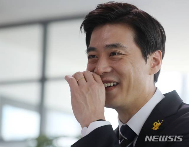 [서울=뉴시스]김명원 기자 = 한준호 더불어민주당 21대 국회의원 고양(을) 당선인이 21일 고양시 덕양구 당선인 사무실에서 뉴시스와 인터뷰를 하고 있다.  2020.05.22. kmx1105@newsis.com