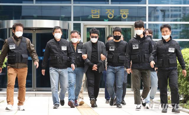 [서울=뉴시스] 조수정 기자 = 서울 우이동 한 아파트 경비원 폭행 혐의를 받는 입주민 심 모씨가 22일 오전 구속 전 피의자심문(영장실질심사)를 받은 뒤 서울 도봉동 서울북부지방법원을 나서 경찰 호송차량으로 향하고 있다. 2020.05.22. chocrystal@newsis.com