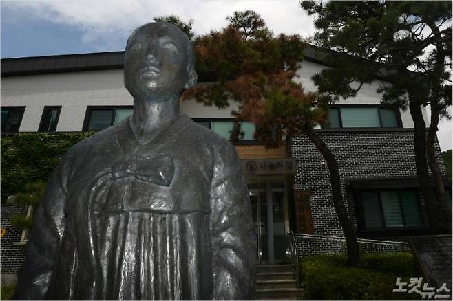 일본군 위안부 피해자들의 생활시설 나눔의집 직원들로부터 시설이 외부에 홍보된 바와 다르게 피해자들을 위해 운영되지 않고 있다는 증언이 나오면서 논란이 되고 있다.  21일 오후 경기도 광주시 퇴촌면 나눔의 집에 먼저 세상을 떠난 할머니들의 흉상이 세워져 있다. (사진=이한형 기자/자료사진)