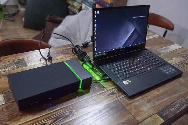 씨게이트 파이어쿠다 게이밍 독을 MSI GS66 스텔스 게이밍 노트북에 연결한 모습.