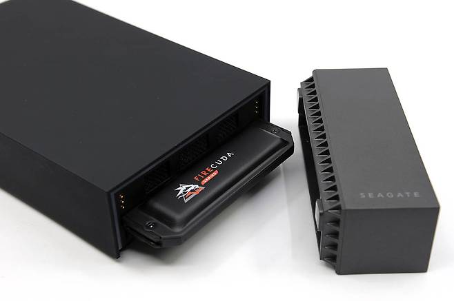 하드디스크 외에 추가로 고속저장장치(SSD) 연결을 지원한다. M.2 규격에 대응한다.