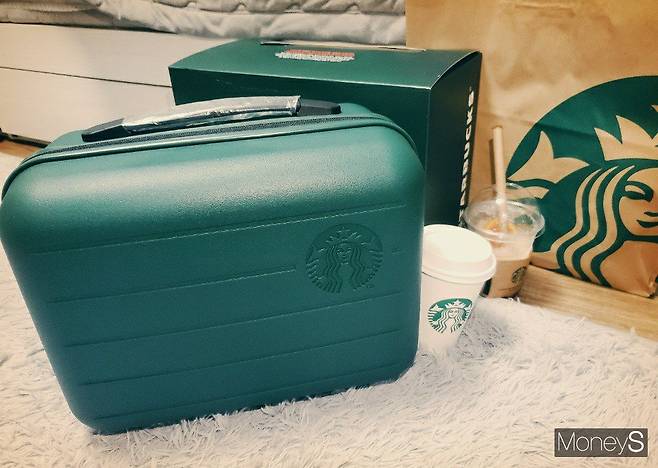 증정품 중 하나인 서머레디백./사진=임한별 기자