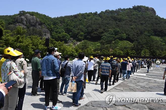 봉하마을 추모객 행렬 (김해=연합뉴스) 김동민 기자 = 노무현 전 대통령 서거 11주기인 23일 경남 김해시 진영읍 봉하마을에 추모객의 발길이 이어지고 있다. 2020.5.23 image@yna.co.kr