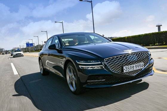 신형 G80은 크레스트(방패형) 그릴과 2개의 라인으로 이뤄진 램프 등 제네시스의 새로운 디자인 언어를 담고 있다. 사진 제네시스