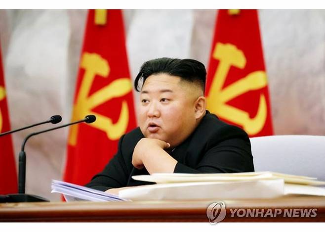 회의 주재하는 김정은 국무위원장 (서울=연합뉴스)   북한은 김정은 국무위원장이 주재한 가운데 당 중앙군사위원회 제7기 제4차 확대회의를 열었다고 북한매체들이 24일 보도했다. 사진은 회의를 주재하며 발언하고 있는 김정은 국무위원장. 2020.5.24 [노동신문 홈페이지 캡처. 재판매 및 DB금지] nkphoto@yna.co.kr